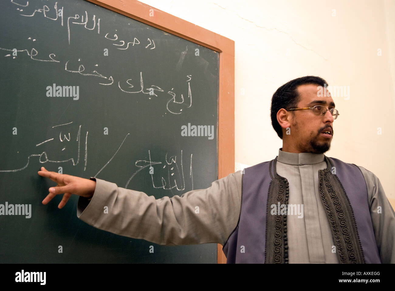 teacher-instructing-arabic-at-the-islamic-arts-and-crafts-school-tripoli-AXKEGG